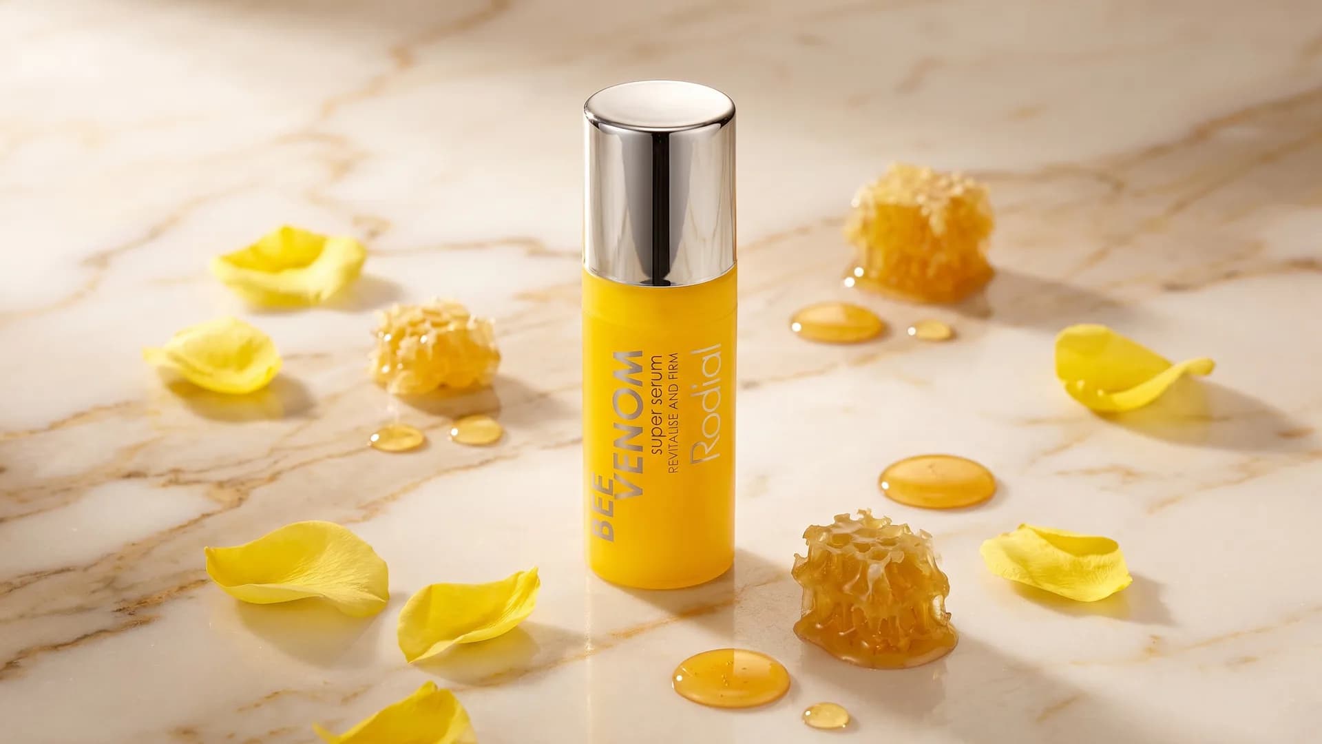 Rodial Bee Venom Super Serum؛ سرم ضدپیری با زهر زنبور عسل