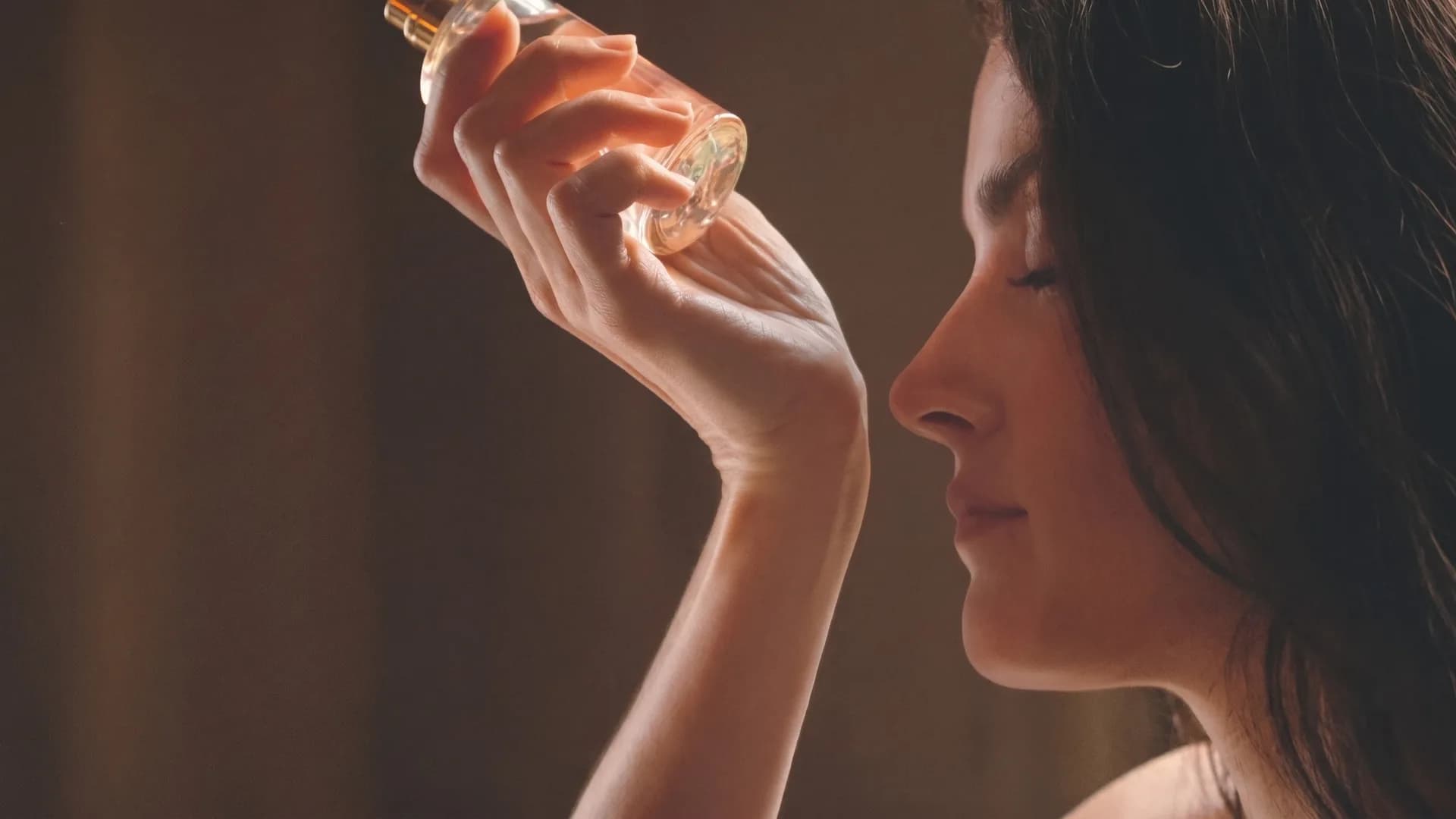 نحوه صحیح استفاده از عطر برای ماندگاری بیشتر